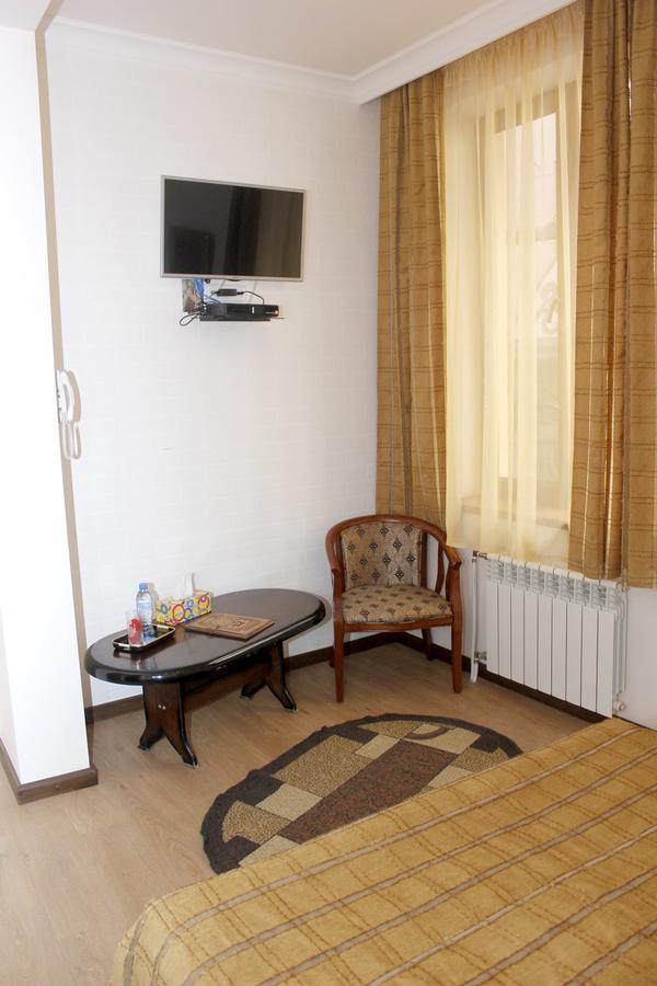 Hin Yerevantsi Hotel Buitenkant foto